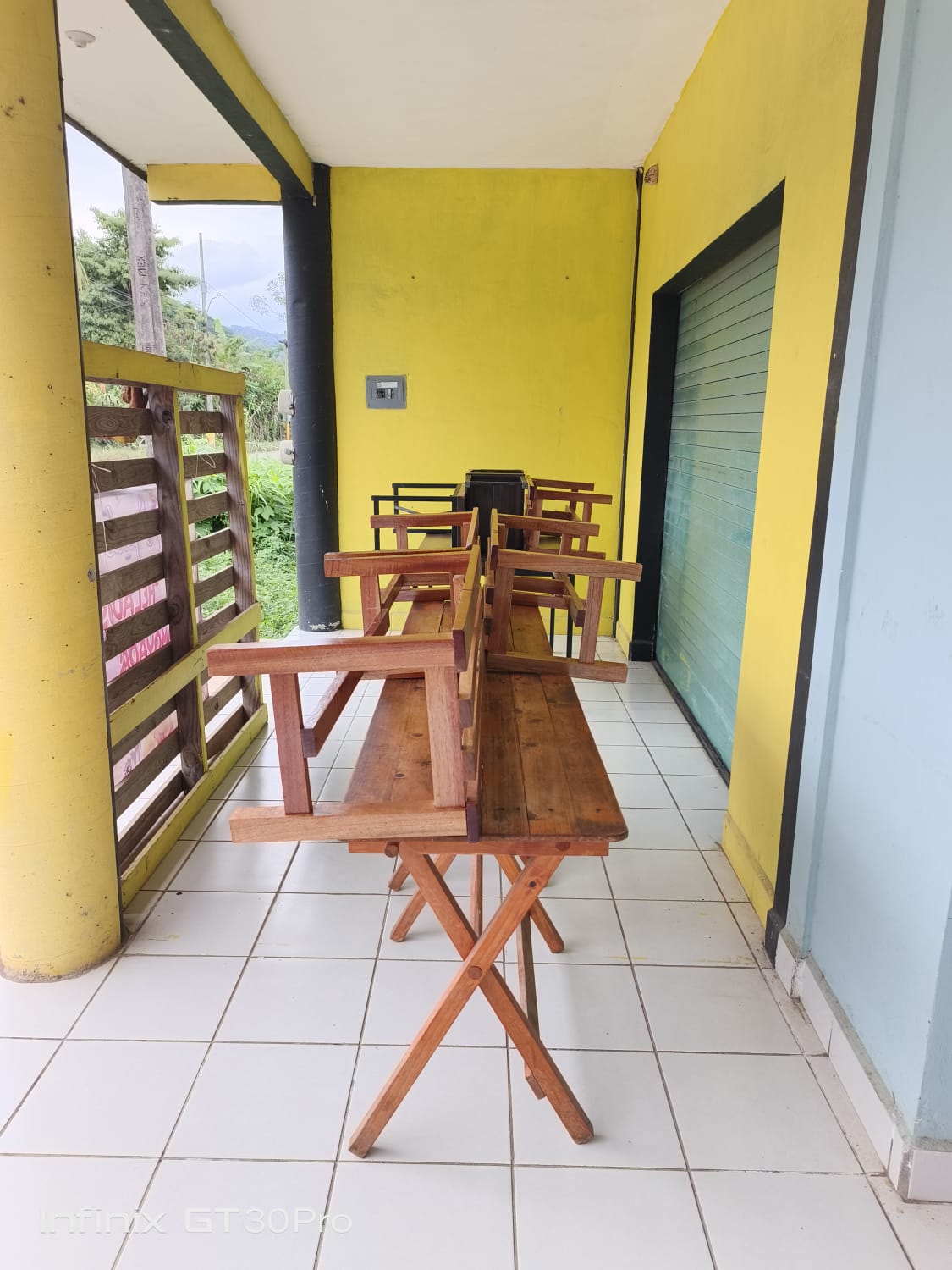 Personal del comedor El Maná dando la bienvenida